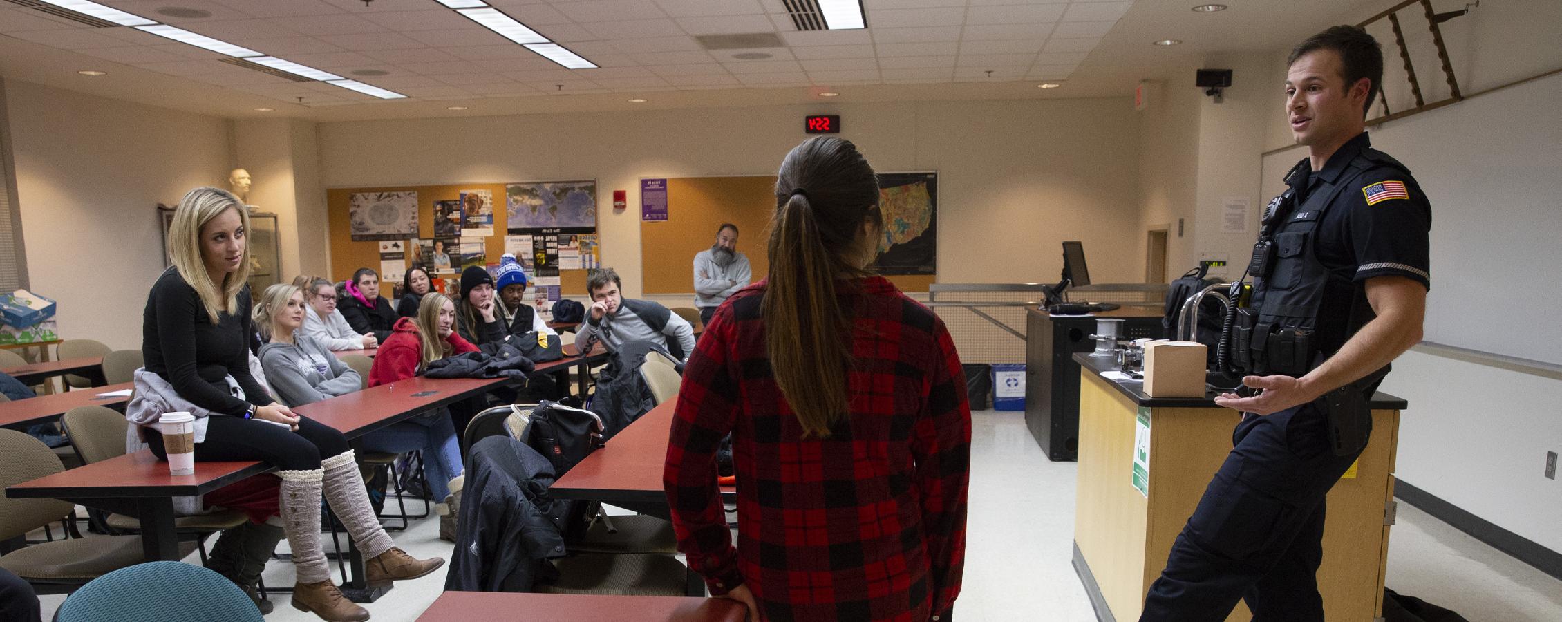 A police officier speaks to a class.