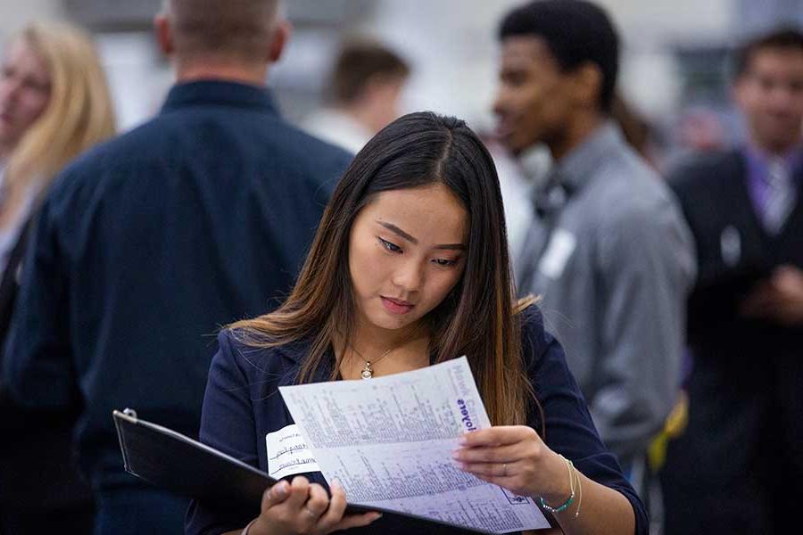 Human Resource Management student at career fair