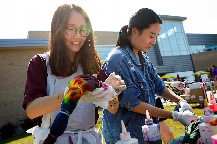 Students tie-dye shirts outside of the University Center at 足彩平台.