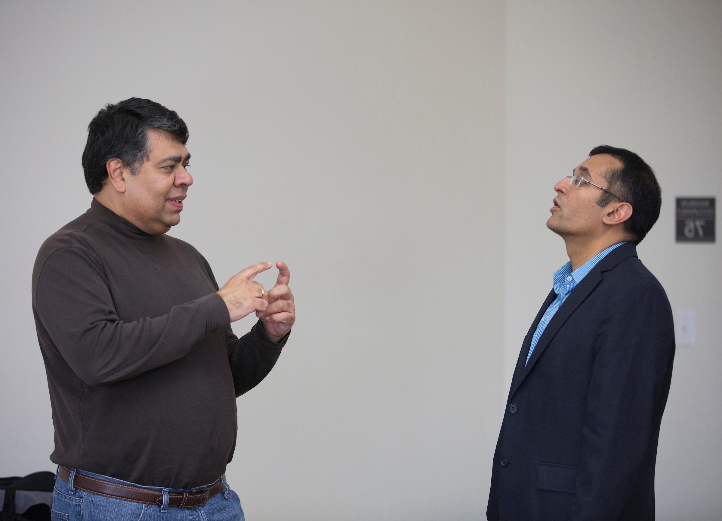 Henry Balani, right, in a discussion with Professor of Management Praveen Parboteeah, who established the DBA program at <a href='http://ekdlxw.hiqgo.com'>足彩平台</a>.