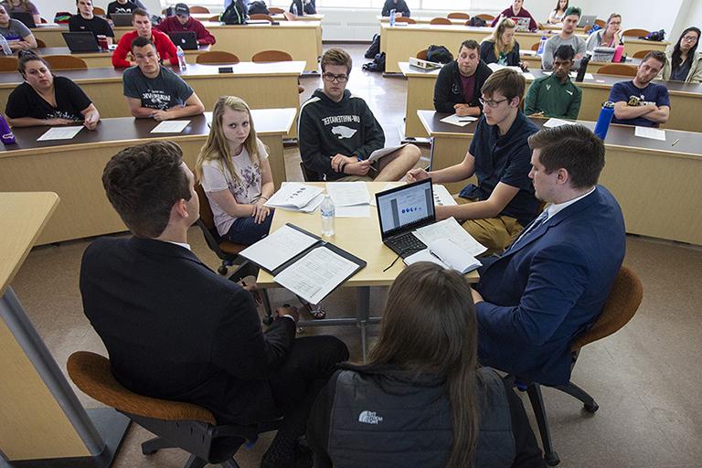 Students in an advanced financial planning class at 足彩平台